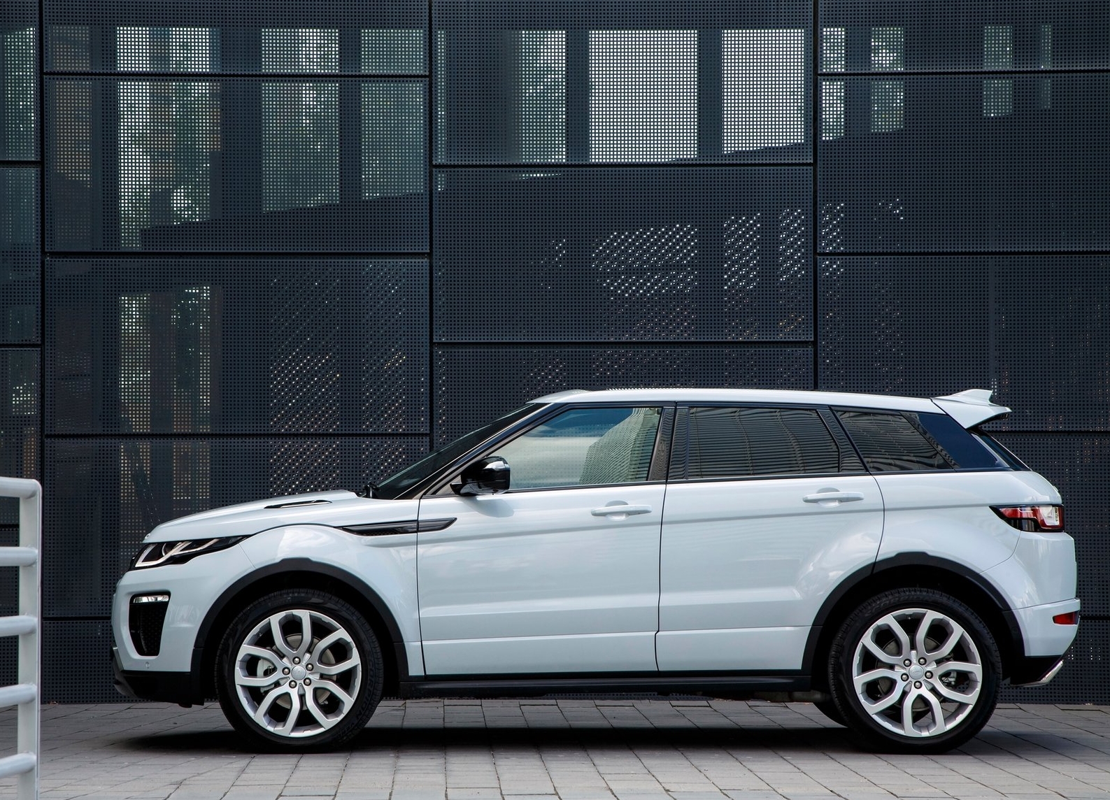 https://www.whatcar.lv/cars/Land Rover/Range Rover Evoque/5123ffdd5ae4f8539608e4da07e7cc01.jpg